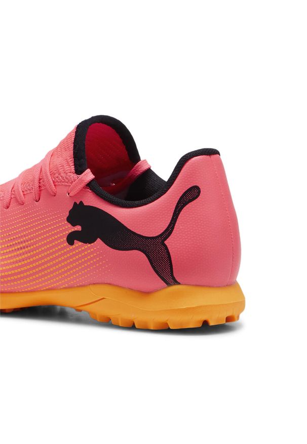 Buty piłkarskie dla dzieci Puma 10773703. Kolor: różowy. Materiał: syntetyk, materiał. Szerokość cholewki: normalna. Sport: piłka nożna