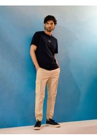 Sinsay - Spodnie cargo jogger - kremowy. Kolor: kremowy