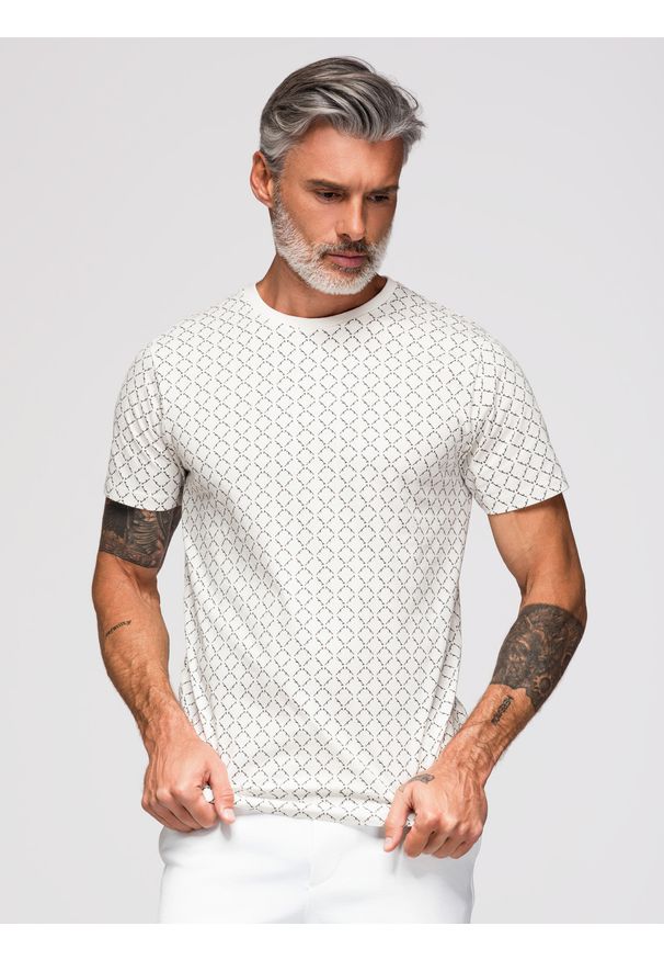 Ombre Clothing - Męska koszulka dzianinowa z nadrukiem full print – biała V3 - Rozmiar: XL. Okazja: na co dzień. Kolor: biały. Materiał: dzianina. Długość rękawa: krótki rękaw. Długość: krótkie. Wzór: nadruk. Styl: casual, klasyczny