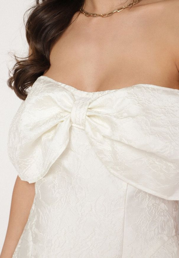 Born2be - Biała Haftowana Sukienka Vices Hiszpanka Ozdobiona Kokardą Fenanisse. Okazja: na imprezę, na co dzień. Typ kołnierza: kokarda, dekolt hiszpanka. Kolor: biały. Materiał: jeans. Wzór: haft, aplikacja. Styl: casual