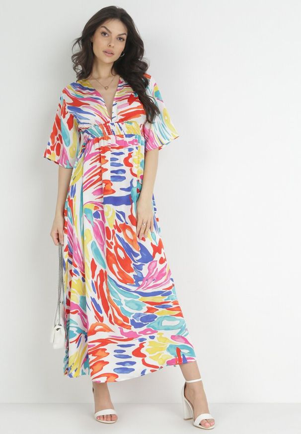 Born2be - Czerwono-Biała Sukienka z Rozcięciem i Fantazyjnym Nadrukiem Nomist. Kolor: czerwony. Wzór: nadruk. Długość: maxi