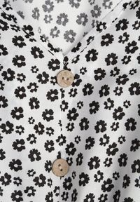 Born2be - Biała Rozkloszowana Sukienka z Bawełny w Kwiaty z Guzikami Ronelle. Okazja: na co dzień, na randkę, na spacer. Kolor: biały. Materiał: bawełna. Wzór: kwiaty. Typ sukienki: rozkloszowane, proste. Styl: casual, elegancki #3