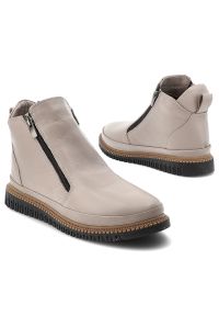 Beżowe Botki Artiker Wygodne Obuwie Damskie. Okazja: na co dzień. Zapięcie: zamek. Kolor: beżowy. Materiał: skóra. Styl: casual, klasyczny, elegancki #4