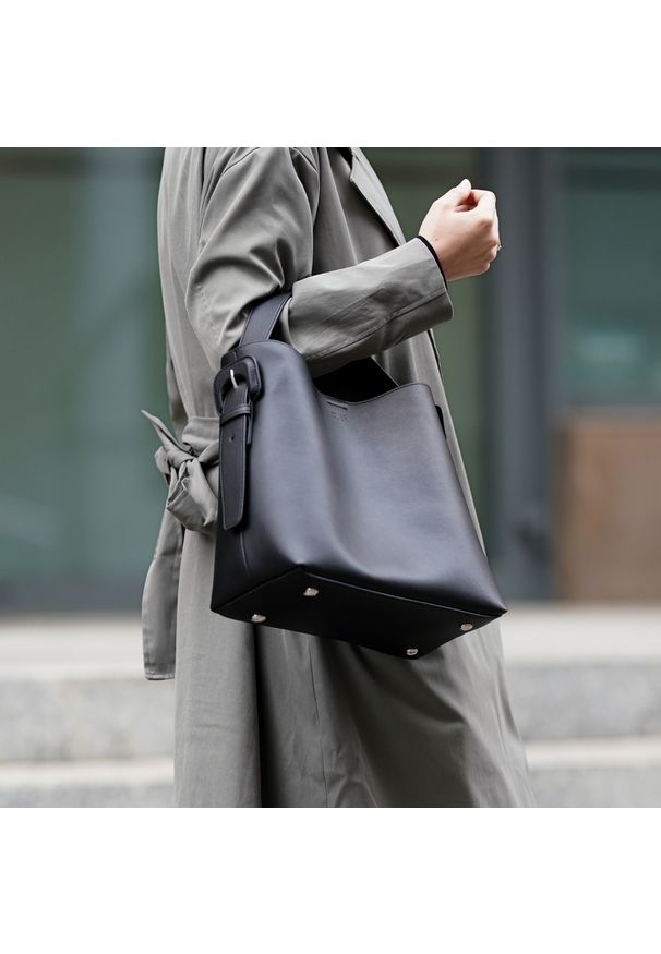 Shopperka Solier FL44 Elara czarna. Kolor: czarny. Wzór: jednolity. Materiał: skórzane. Styl: biznesowy, klasyczny, elegancki, casual. Rodzaj torebki: na ramię