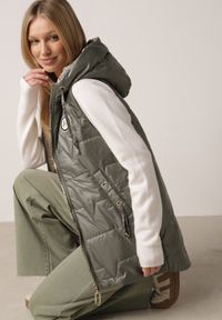 Born2be - Zielona Pikowana Kamizelka o Długim Kroju z Nieodpinanym Kapturem i Aplikacją Koretes. Okazja: na co dzień. Kolor: zielony. Materiał: prążkowany, poliester. Długość: długie. Wzór: aplikacja. Styl: casual #1