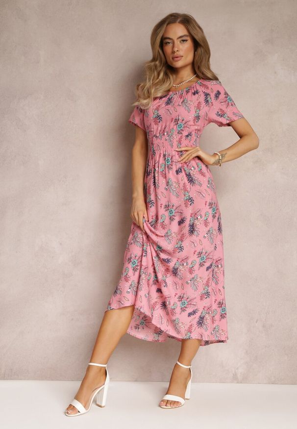 Renee - Różowa Wiskozowa Sukienka Maxi w Kwiaty Gumką w Pasie Shyle. Kolor: różowy. Materiał: wiskoza. Długość rękawa: krótki rękaw. Wzór: kwiaty. Sezon: wiosna, lato. Długość: maxi