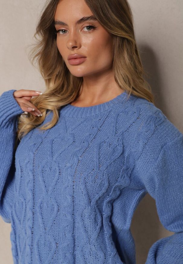 Renee - Niebieski Sweter z Wełną Ozdobnym Splotem i Ściągaczem Nariae. Okazja: na co dzień. Kolor: niebieski. Materiał: wełna. Długość rękawa: długi rękaw. Długość: długie. Wzór: ze splotem. Styl: casual, elegancki