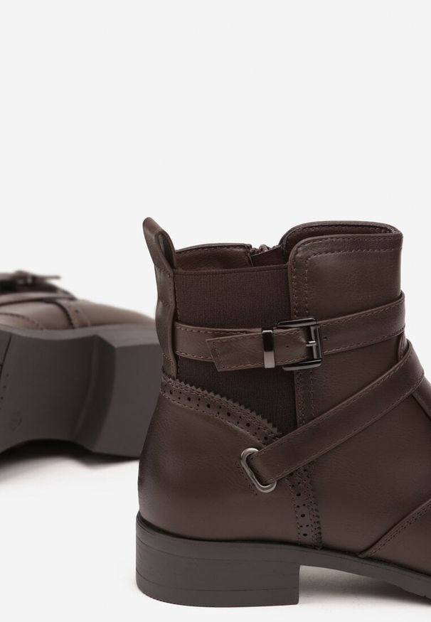 Born2be - Brązowe Botki Sztyblety Zdobione Paskami z Klamerkami Delrith. Okazja: na co dzień. Zapięcie: pasek. Kolor: brązowy. Materiał: jeans. Wzór: aplikacja. Obcas: na obcasie. Styl: elegancki, casual. Wysokość obcasa: średni
