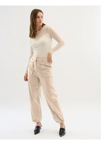 Karen by Simonsen Spodnie materiałowe Maddie 10104748 Beżowy Relaxed Fit. Kolor: beżowy. Materiał: bawełna #1