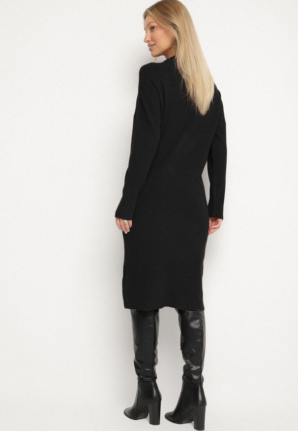 Born2be - Czarna Sweterkowa Sukienka z Wiskozą i Broszką Tinarrea. Okazja: na spacer, do pracy. Kolor: czarny. Materiał: wiskoza. Wzór: aplikacja. Typ sukienki: sportowe. Styl: klasyczny, sportowy