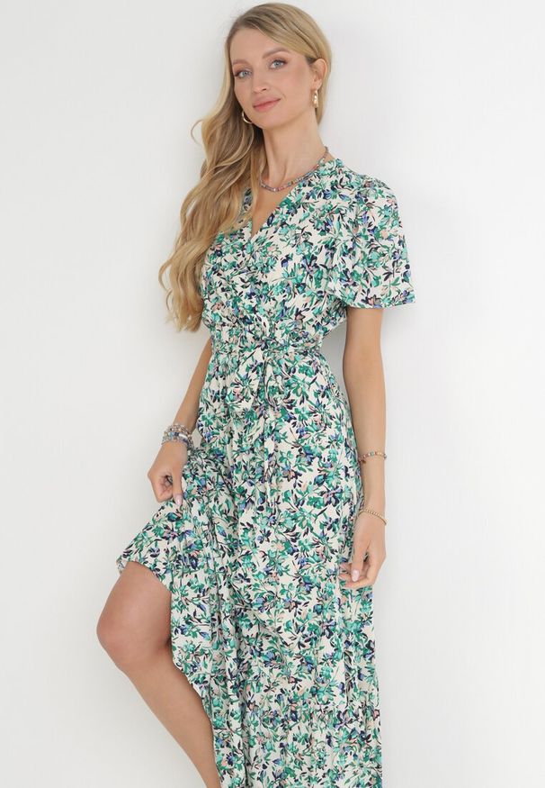 Born2be - Zielona Sukienka Maxi z Gumką w Talii w Kwiaty z Wiskozy Eudatha. Typ kołnierza: dekolt kopertowy. Kolor: zielony. Materiał: wiskoza. Wzór: kwiaty. Sezon: lato. Typ sukienki: kopertowe. Długość: maxi