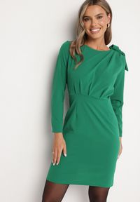 Born2be - Ciemnozielona Dopasowana Sukienka Koktajlowa Ozdobiona Kokardą i Rozcięciem na Linnaea. Okazja: na co dzień. Typ kołnierza: kokarda. Kolor: zielony. Wzór: aplikacja. Typ sukienki: dopasowane. Styl: wizytowy #1