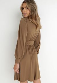 Born2be - Brązowa Sukienka Kopertowa Taliowana Maecenus. Okazja: na co dzień. Typ kołnierza: dekolt w serek. Kolor: brązowy. Materiał: wiskoza. Typ sukienki: kopertowe. Styl: casual, elegancki #6