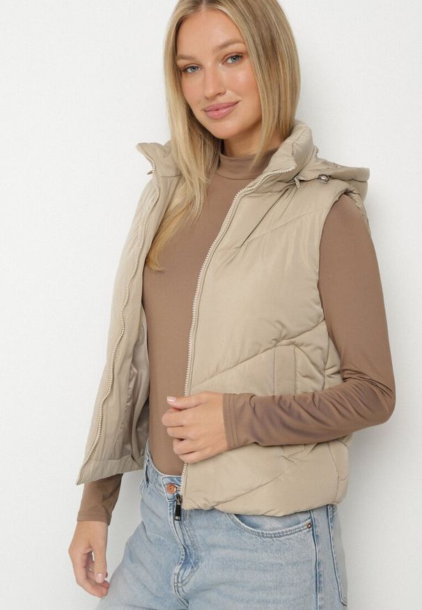 Born2be - Ciemnobeżowa Klasyczna Kamizelka z Pikowanymi Przeszyciami i Kapturem Ollera. Okazja: na co dzień. Typ kołnierza: kaptur. Kolor: beżowy. Materiał: jeans. Styl: klasyczny