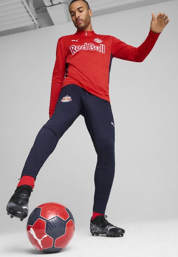 Puma - Męska bluza treningowa z zamkiem 1/4 FC Red Bull Salzburg PUMA Red Navy Blue. Kolor: czerwony, wielokolorowy, niebieski. Sport: fitness