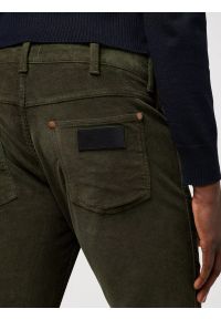 Wrangler - MĘSKIE SPODNIE SZTRUKSOWE WRANGLER GREENSBORO FOREST NIGHT 112371011. Materiał: sztruks #4