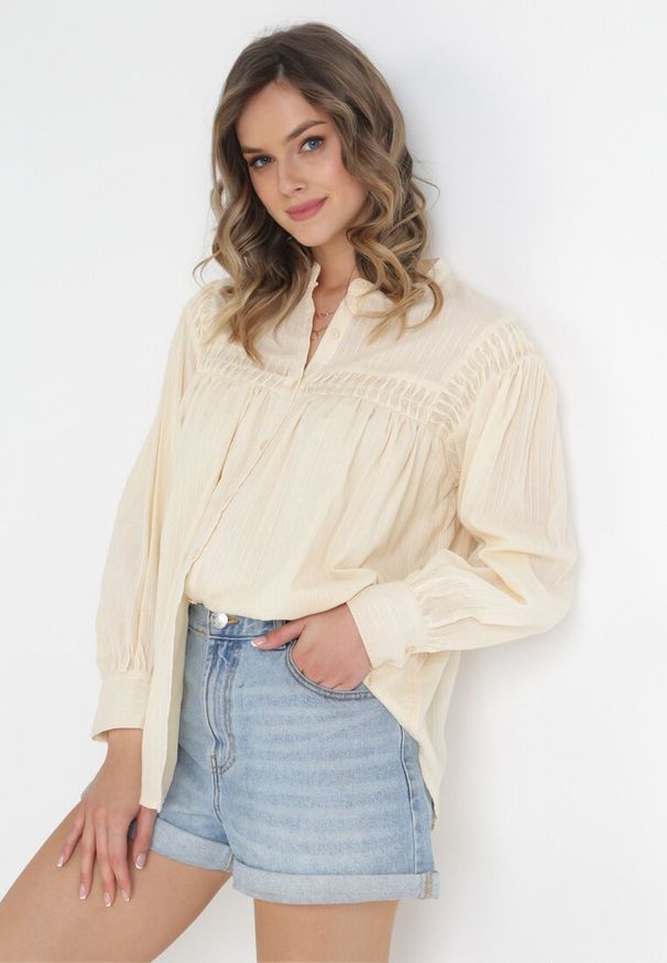 Born2be - Beżowa Bawełniana Koszula z Przeszyciami na Ramionach Umika. Okazja: na co dzień. Kolor: beżowy. Materiał: bawełna. Długość rękawa: długi rękaw. Długość: długie. Styl: casual