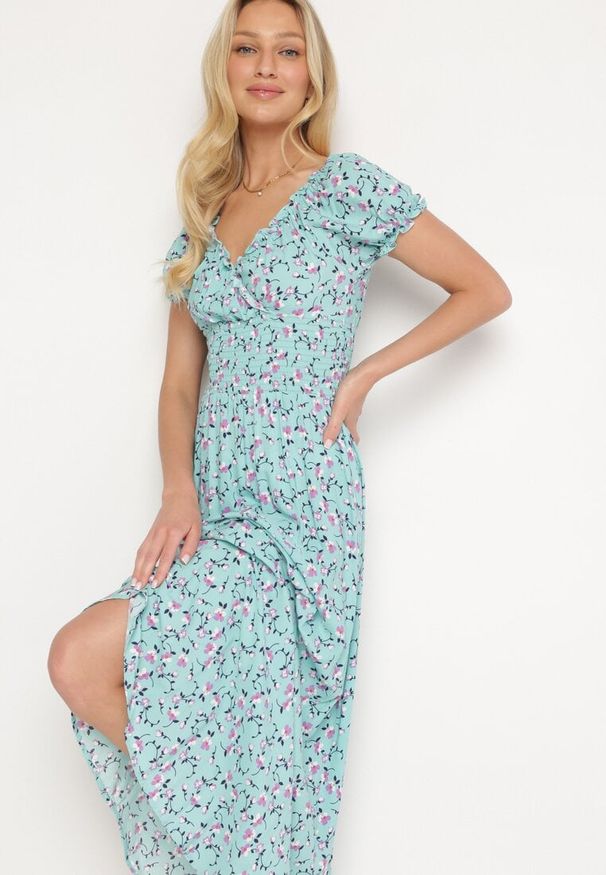 Born2be - Niebieska Sukienka z Wiskozy z Kopertowym Dekoltem i Gumką w Pasie w Kwiaty Kaseri. Okazja: na co dzień. Typ kołnierza: dekolt kopertowy. Kolor: niebieski. Materiał: wiskoza. Wzór: kwiaty. Sezon: wiosna, jesień. Typ sukienki: kopertowe. Styl: casual, elegancki