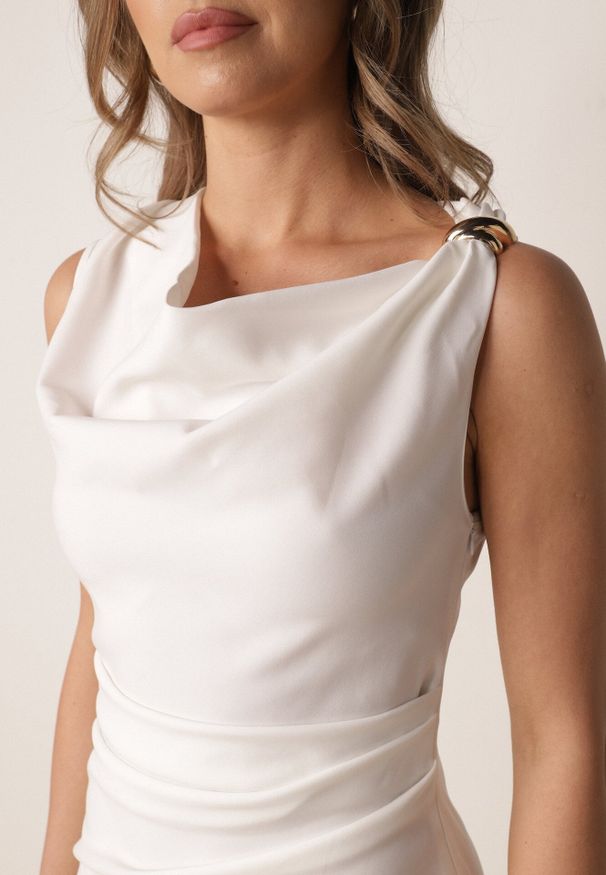 Born2be - Biała Sukienka VICES Ozdobiona Aplikacją na Ramieniu Palleleora. Okazja: na wesele, na ślub cywilny. Kolor: biały. Wzór: aplikacja. Typ sukienki: proste. Styl: elegancki