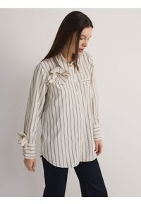 Reserved - Koszula z kwiatową aplikacją - kremowy. Kolor: kremowy. Materiał: tkanina. Wzór: aplikacja, kwiaty #1