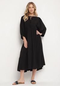 Born2be - Czarna Rozkloszowana Sukienka z Wiskozy z Wiązaniem przy Dekolcie Tilania. Okazja: na co dzień. Kolor: czarny. Materiał: wiskoza. Styl: casual