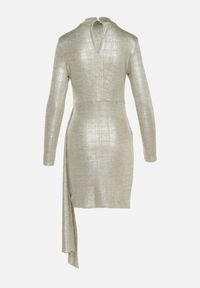 Born2be - Złota Dopasowana Sukienka Mini o Asymetrycznym Fasonie z Metalicznym Połyskiem Buttera. Kolor: złoty. Materiał: materiał. Typ sukienki: asymetryczne. Długość: mini #6