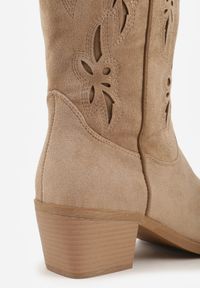 Renee - Ciemnobeżowe Ażurowe Botki Kowbojki na Stożku z Imitacji Zamszu Hephiane. Kolor: beżowy. Materiał: zamsz. Wzór: ażurowy. Obcas: na stożku. Styl: boho. Wysokość obcasa: średni #3