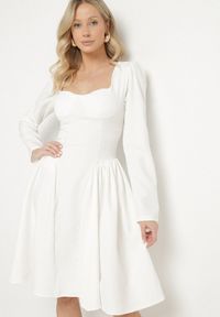 Born2be - Biała Rozkloszowana Sukienka z Usztywnianymi Miseczkami Tillimara. Kolor: biały. Typ sukienki: dopasowane #1