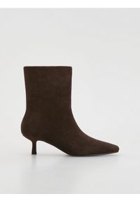 Reserved - Zamszowe botki na obcasie - ciemnobrązowy. Kolor: brązowy. Materiał: zamsz. Obcas: na obcasie. Wysokość obcasa: średni #1
