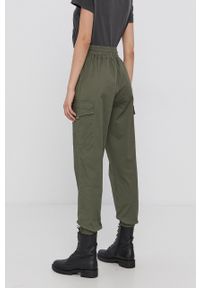 Brave Soul Spodnie damskie kolor zielony fason cargo medium waist. Kolor: zielony. Materiał: tkanina