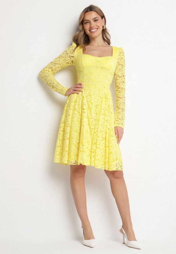 Born2be - Żółta Sukienka Koronkowa o Rozkloszowanym Kroju Telomira. Okazja: na co dzień. Kolor: żółty. Materiał: koronka. Długość rękawa: długi rękaw. Typ sukienki: proste, rozkloszowane. Styl: casual, klasyczny