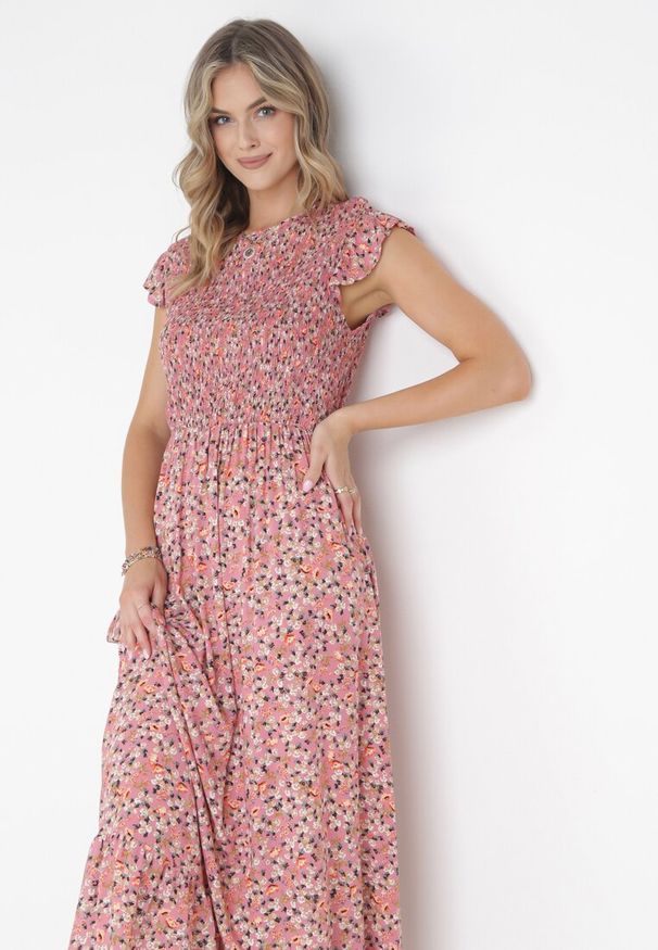 Born2be - Różowa Sukienka Maxi z Wiskozy w Kwiaty Annunali. Typ kołnierza: kołnierz z falbankami. Kolor: różowy. Materiał: wiskoza. Wzór: kwiaty. Długość: maxi