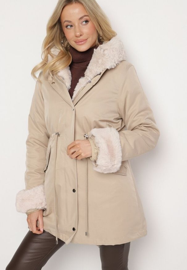 Born2be - Ciemnobeżowa Kurtka Parka z Futerkiem Koni. Kolor: beżowy. Materiał: futro