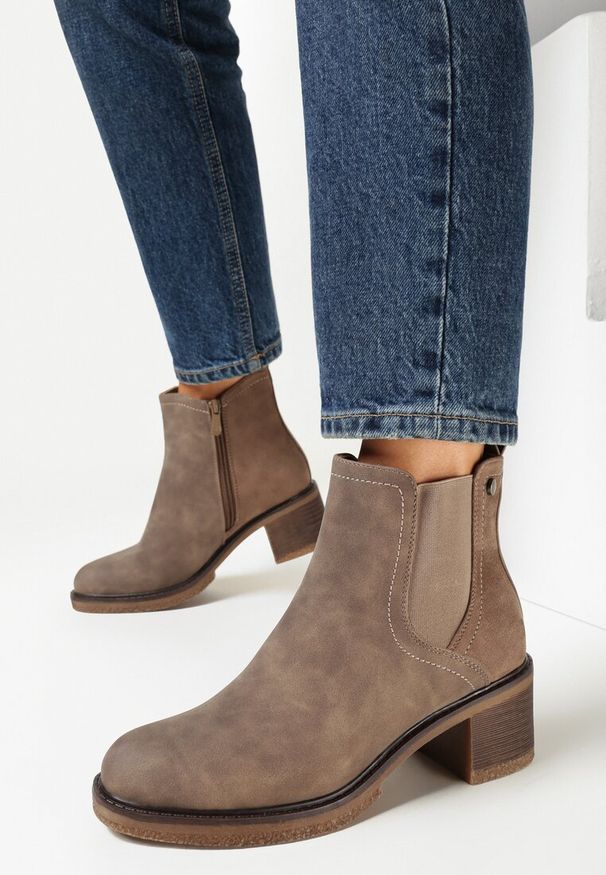 Born2be - Ciemnobeżowe Botki na Niskim Słupku Raansela. Kolor: beżowy. Obcas: na słupku. Styl: elegancki