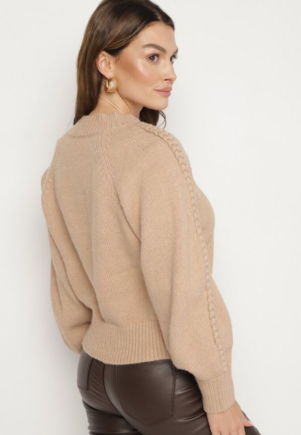 Born2be - Ciemnobeżowy Sweter Półgolf z Wiskozą i Ozdobnym Splotem na Rękawach Sinovira. Kolor: beżowy. Materiał: wiskoza. Wzór: ze splotem. Sezon: zima