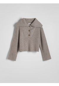 Reserved - Sweter z wykładanym kołnierzem - brązowy. Kolor: brązowy. Materiał: dzianina, prążkowany. Długość: krótkie