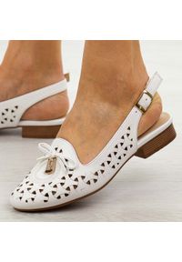 Białe ażurowe półbuty damskie Jezzi Asa222-7. Okazja: na co dzień, na spacer. Kolor: biały. Materiał: skóra. Wzór: ażurowy. Sezon: wiosna, lato. Obcas: na obcasie. Styl: elegancki, casual. Wysokość obcasa: niski #1