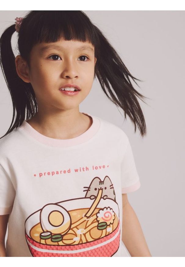 Reserved - T-shirt Pusheen - złamana biel. Materiał: bawełna