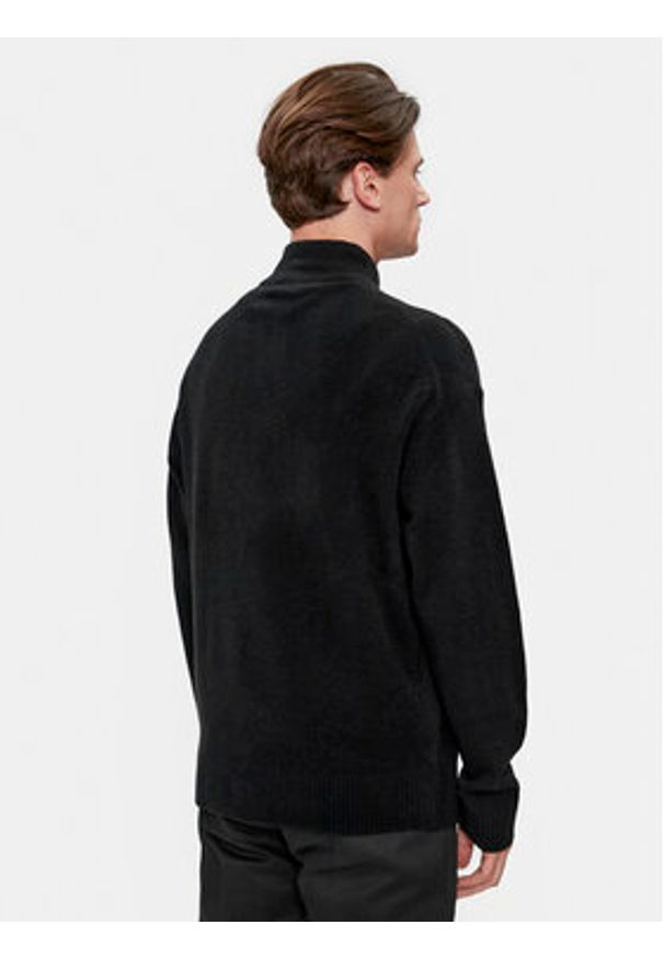 Calvin Klein Sweter K10K111960 Czarny Regular Fit. Kolor: czarny. Materiał: syntetyk