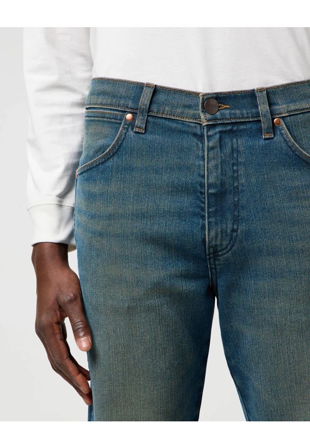 Wrangler - MESKIE SPODNIE WRANGLER WRANCHER FADED 112373030