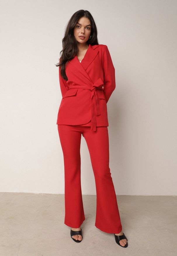 Born2be - Czerwony Komplet Garniturowy Marynarka z Wiązanym Paskiem i Spodnie Falloria. Kolor: czerwony