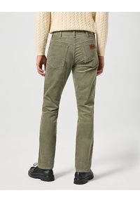Wrangler - WRANGLER MĘSKIE SPODNIE SZTRUKSOWE TEXAS SLIM DUSTY OLIVE 112358038. Materiał: sztruks #3