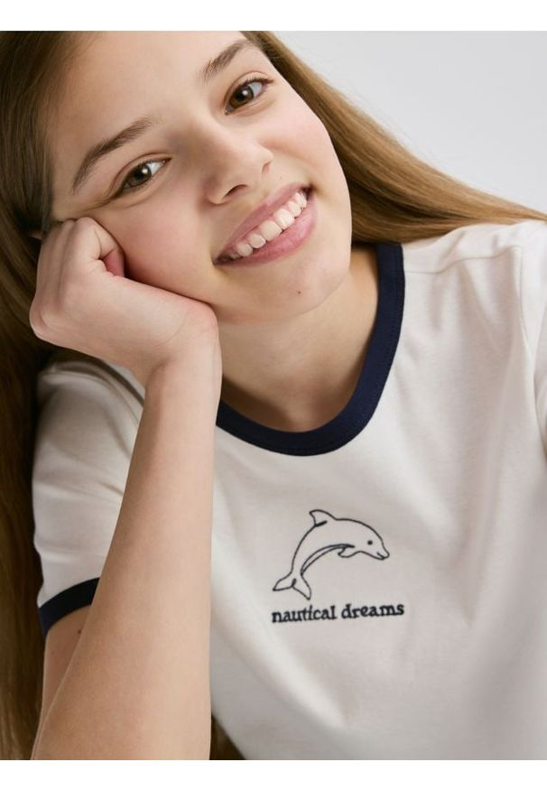 Reserved - Krótki t-shirt z haftem - granatowy. Kolor: niebieski. Materiał: bawełna. Długość: krótkie. Wzór: haft