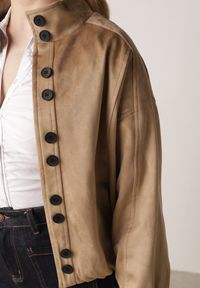 Born2be - Jasnobrązowa Kurtka w Stylu Bomberki z Ozdobnymi Guzikami Polimi. Okazja: na co dzień. Kolor: brązowy. Materiał: jeans. Styl: casual #3