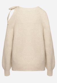 Born2be - Beżowy Sweter Ozdobiony Kokardą i Wycięciem Noredi. Okazja: na co dzień. Typ kołnierza: kokarda. Kolor: beżowy. Materiał: jeans. Długość: długie. Wzór: aplikacja. Sezon: zima, jesień. Styl: klasyczny, elegancki, casual #4