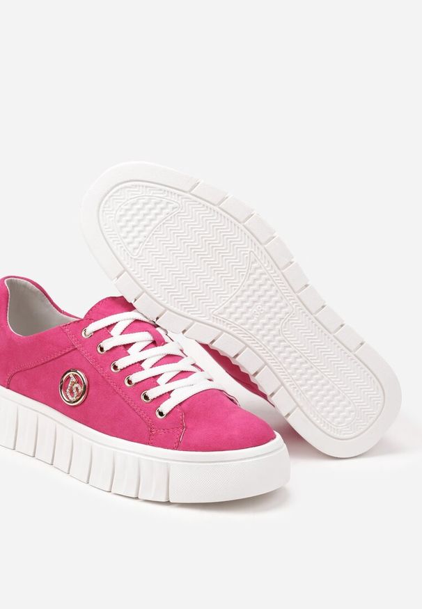 Born2be - Fuksjowe Sneakersy Vices na Grubej Tłoczonej Podeszwie ze Sznurowaniem i Metaliczną Ozdobą Ulfedi. Okazja: na co dzień. Kolor: różowy. Materiał: jeans, satyna. Wzór: aplikacja