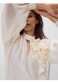 Reserved - Bluzka z aplikacją 3D - złamana biel. Materiał: tkanina. Wzór: aplikacja #1