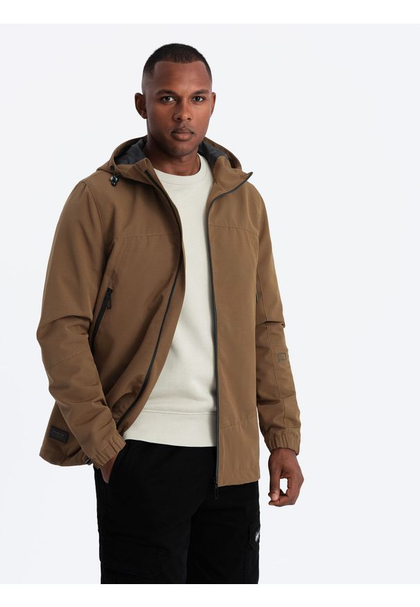 Ombre Clothing - Lekka męska kurtka typu sztormiak z kapturem – brązowa V2. Typ kołnierza: kaptur. Kolor: brązowy. Materiał: guma, tkanina, poliester, materiał. Wzór: aplikacja, ze splotem, napisy