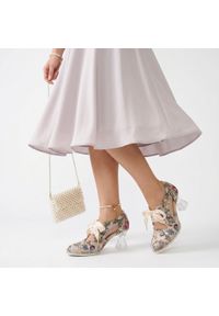 Półbuty damskie Laura Vita, cholewka ze skóry naturalnej z wielokolorowym kwiatowym motywem, 04 SL16021C-4N25, różowe. Kolor: różowy. Materiał: skóra. Szerokość cholewki: normalna. Wzór: kwiaty. Obcas: na obcasie. Styl: elegancki, klasyczny. Wysokość obcasa: średni #7