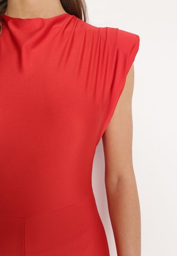 Born2be - Czerwony Kombinezon z Rozszerzanymi Nogawkami i Poduszkami w Ramionach Atearai. Okazja: na co dzień. Kolor: czerwony. Długość rękawa: krótki rękaw. Długość: krótkie. Styl: casual, elegancki